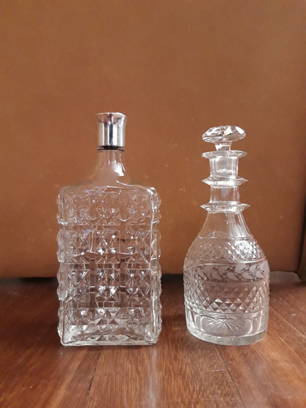Garrafa de whisky e garrafa de licor (lavrada e antiga)