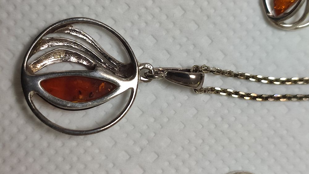 Komplet biżuterii srebrnej z bursztynem.