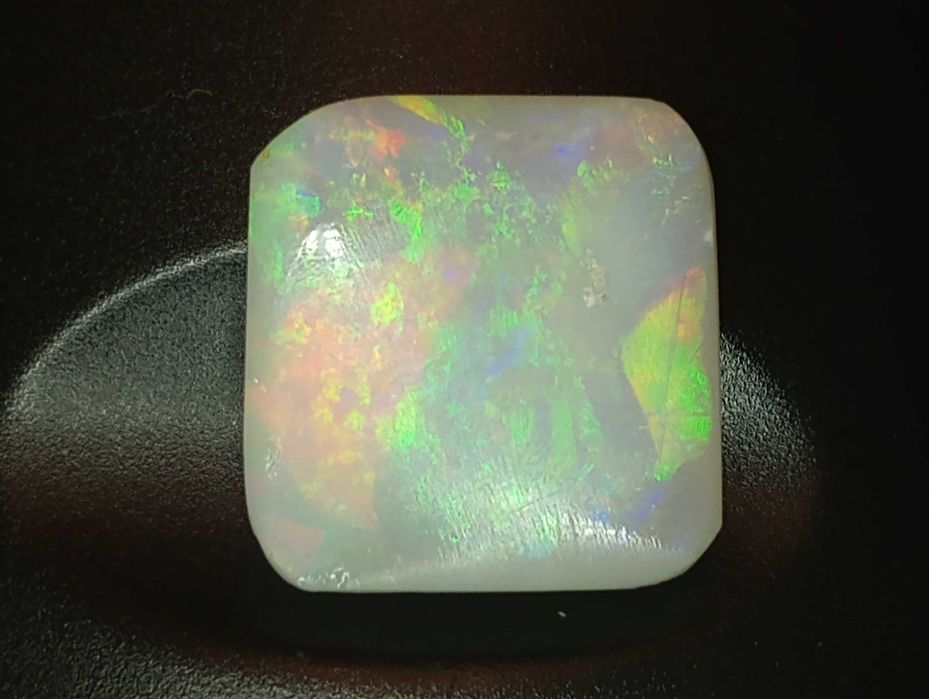 Klejnot australijskiego opalu o masie 5,6 ct