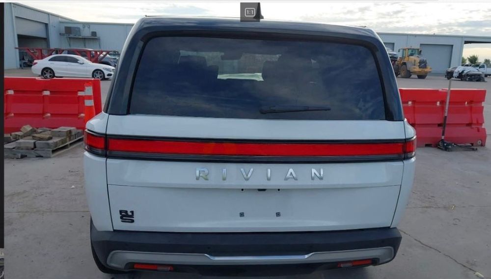 Продам Rivian r1s 2023