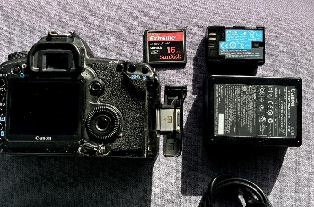 Canon 5D MK II + Bateria e Cartoes