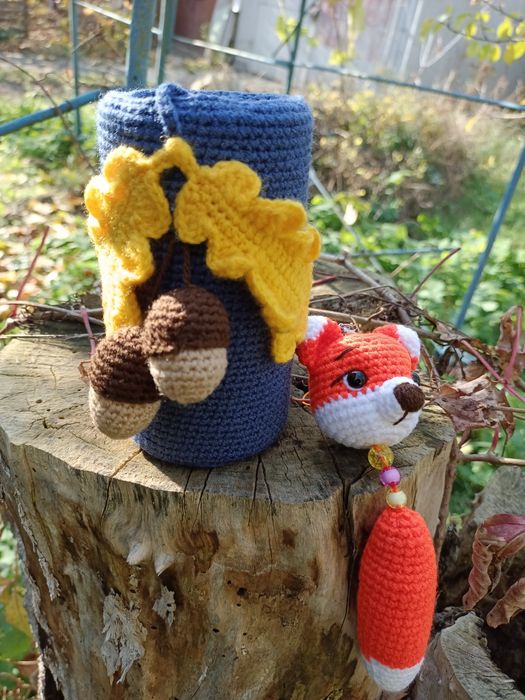 В'язана підставка під олівці та брелок