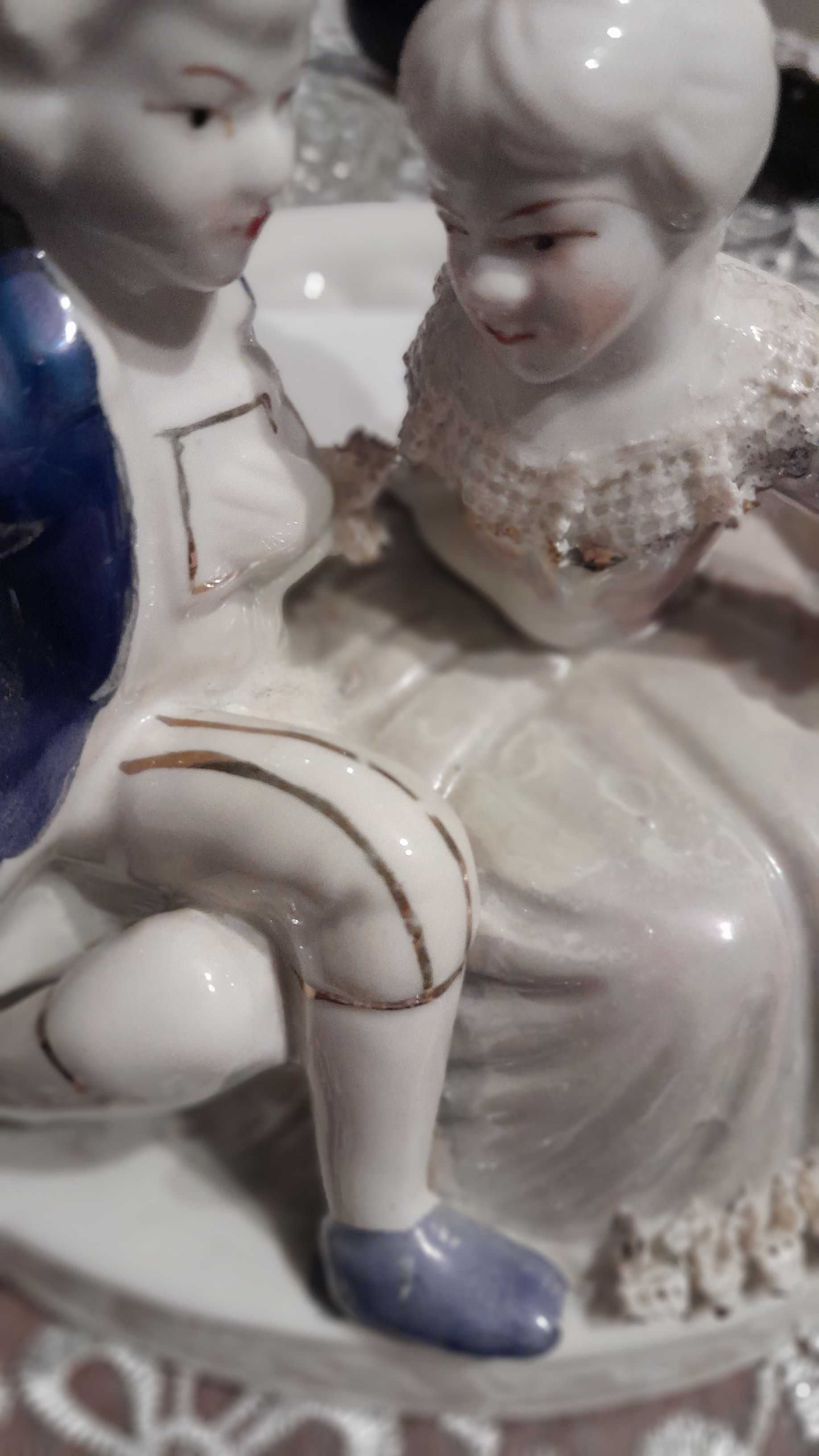 Figurka porcelanowa para na ławeczce