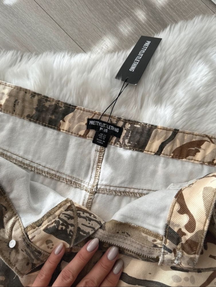 Plus/Size -Bawełniana spódnica mini cargo z nadrukiem kamuflażowym