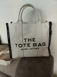 Jasna torba z napisem Marc Jacobs letnia