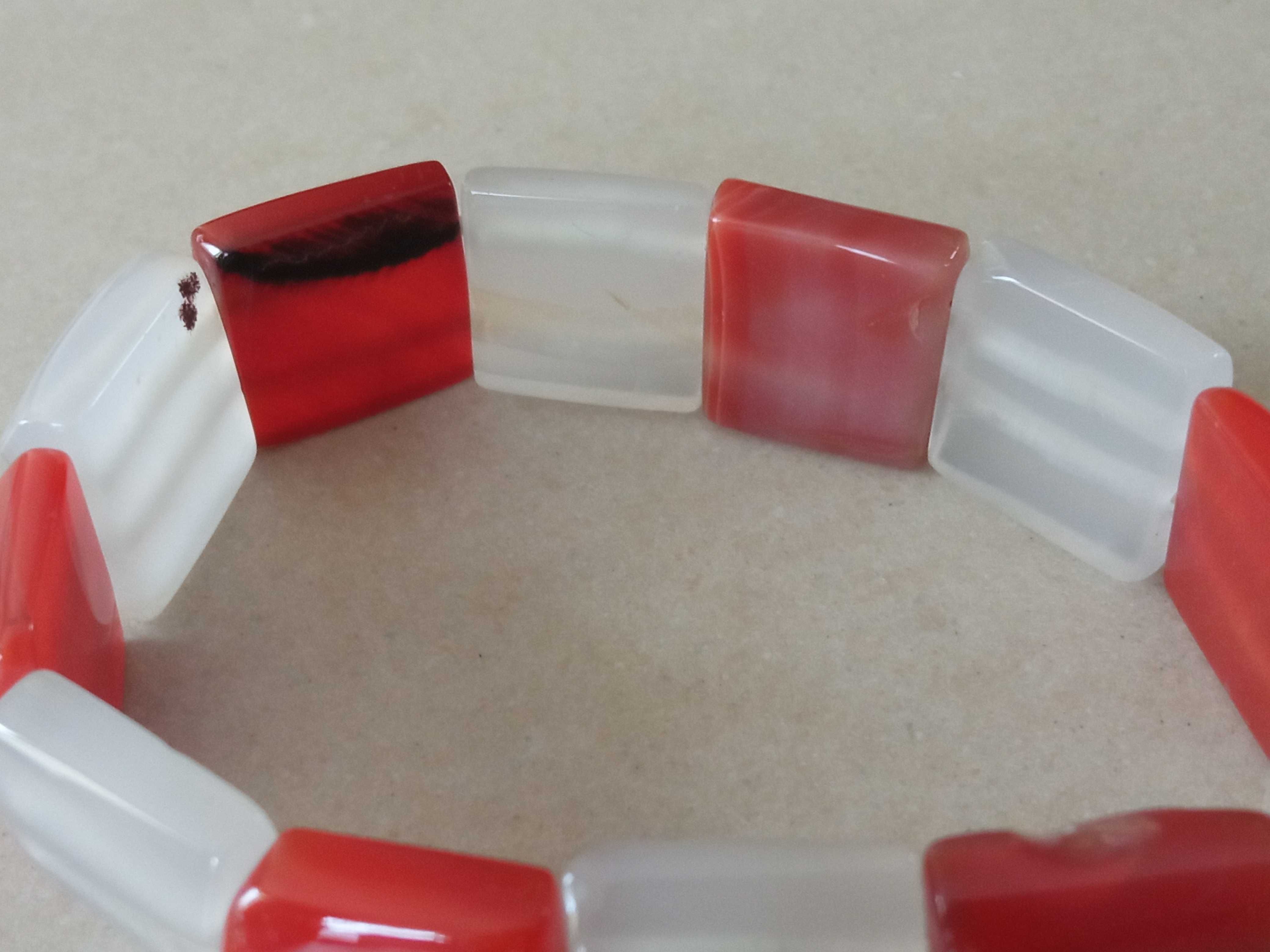 Nowa bransoletka z kamieni naturalnych na gumce czerwona biała 17 cm