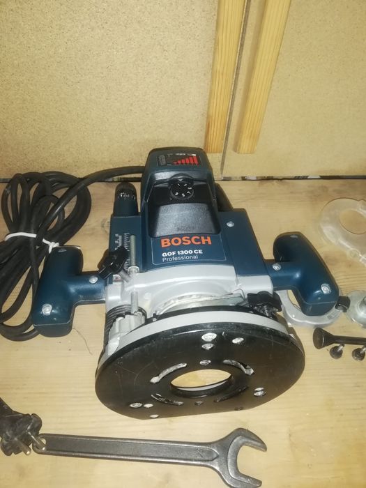 Фрезер ручной BOSCH GOF 1300 CE