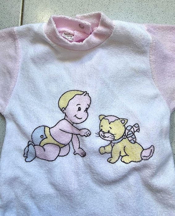Babygrow rosa e branco com um bebé e um gato, 3 meses