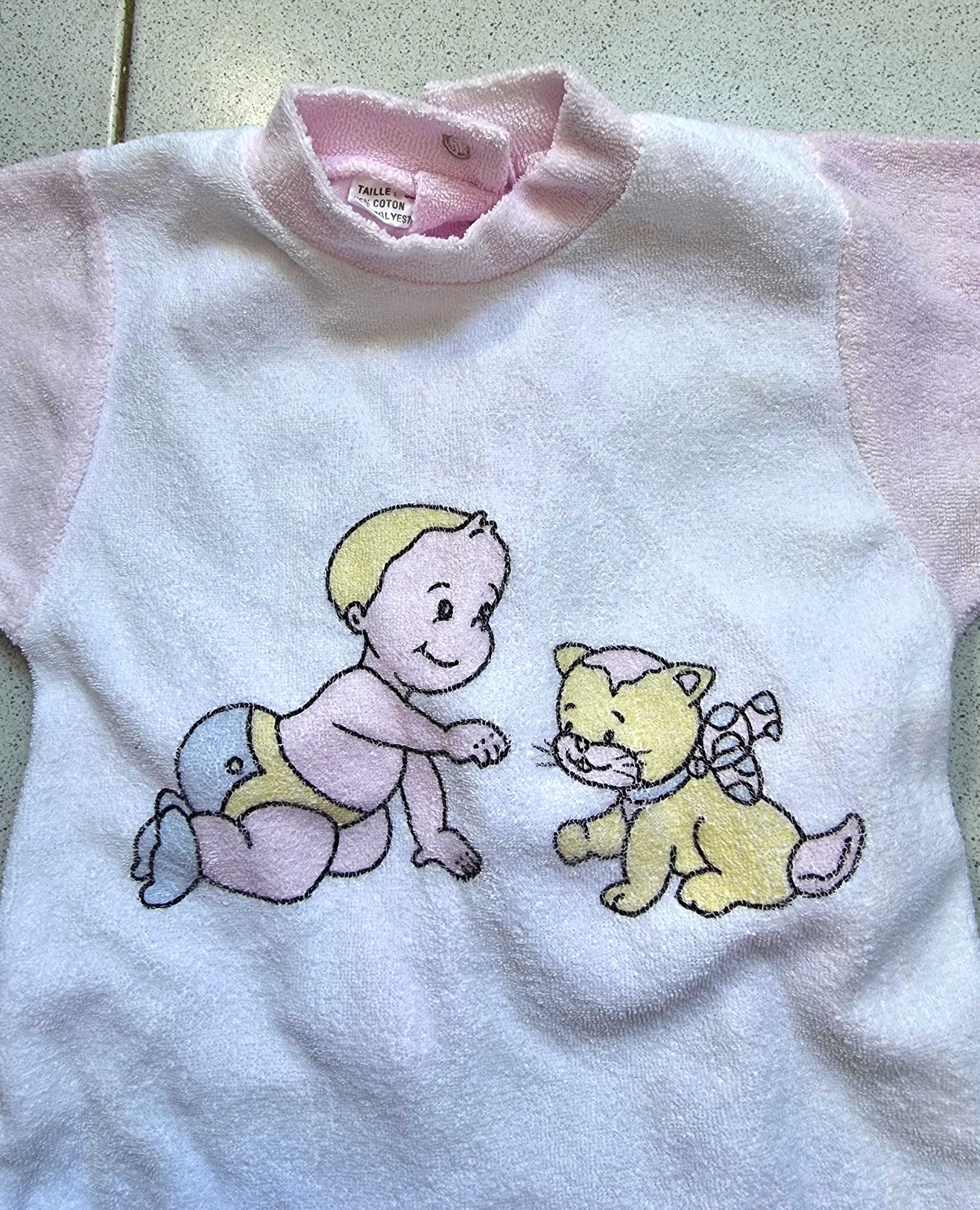 Babygrow rosa e branco com um bebé e um gato, 3 meses
