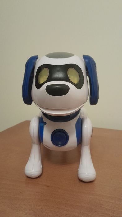 Cao com som e faz movimentos