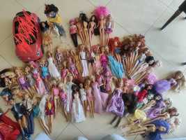 Lote de Barbies e outras bonecas