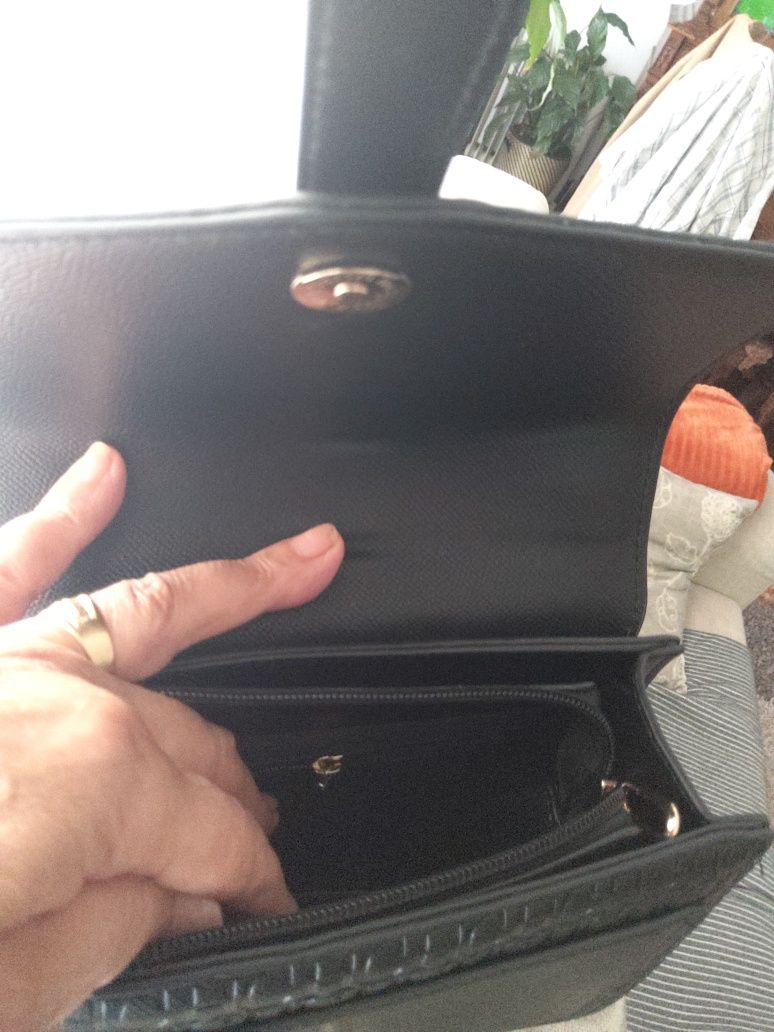 Carteiras CH preto clássica e tem função de ombro tem fita tiracolo