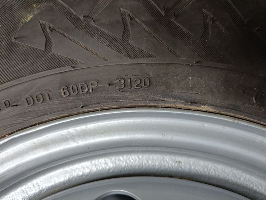 Koła zimowe Nokian 225/70r15c