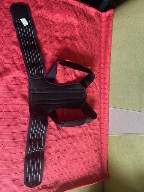 Czarny pająk do korygowania wady postawy