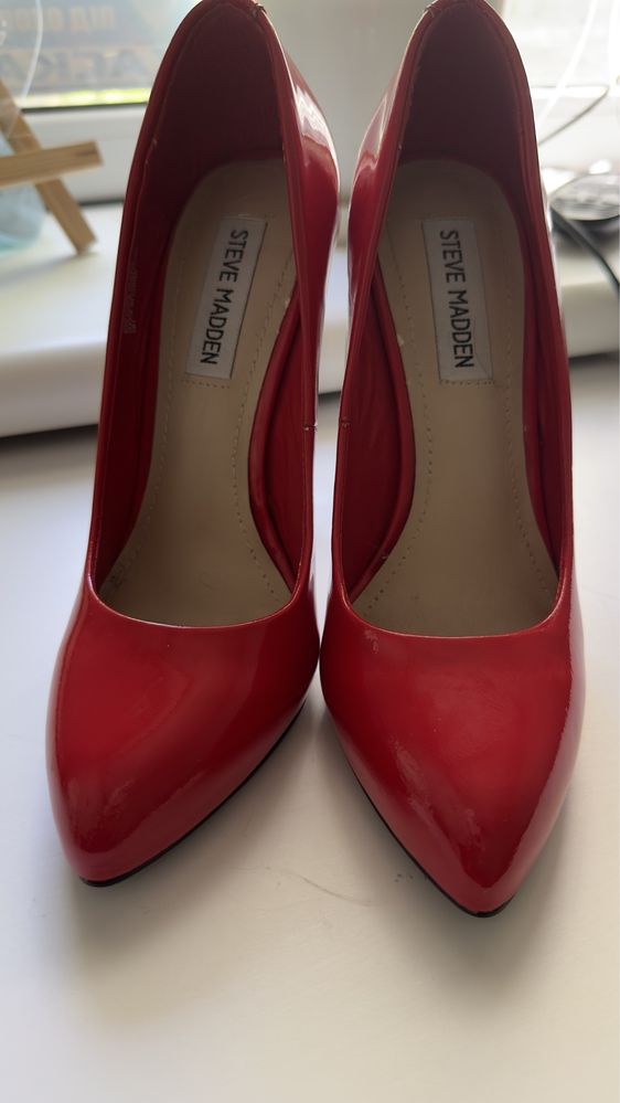 Лаковые красные туфли steve madden