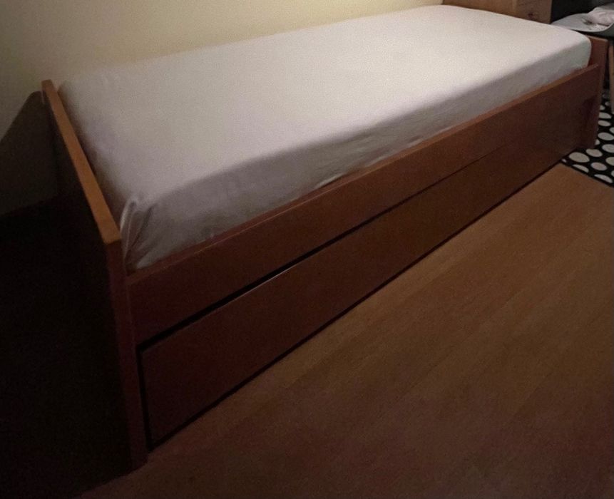 Cama dupla com colchões, muito pouco uso