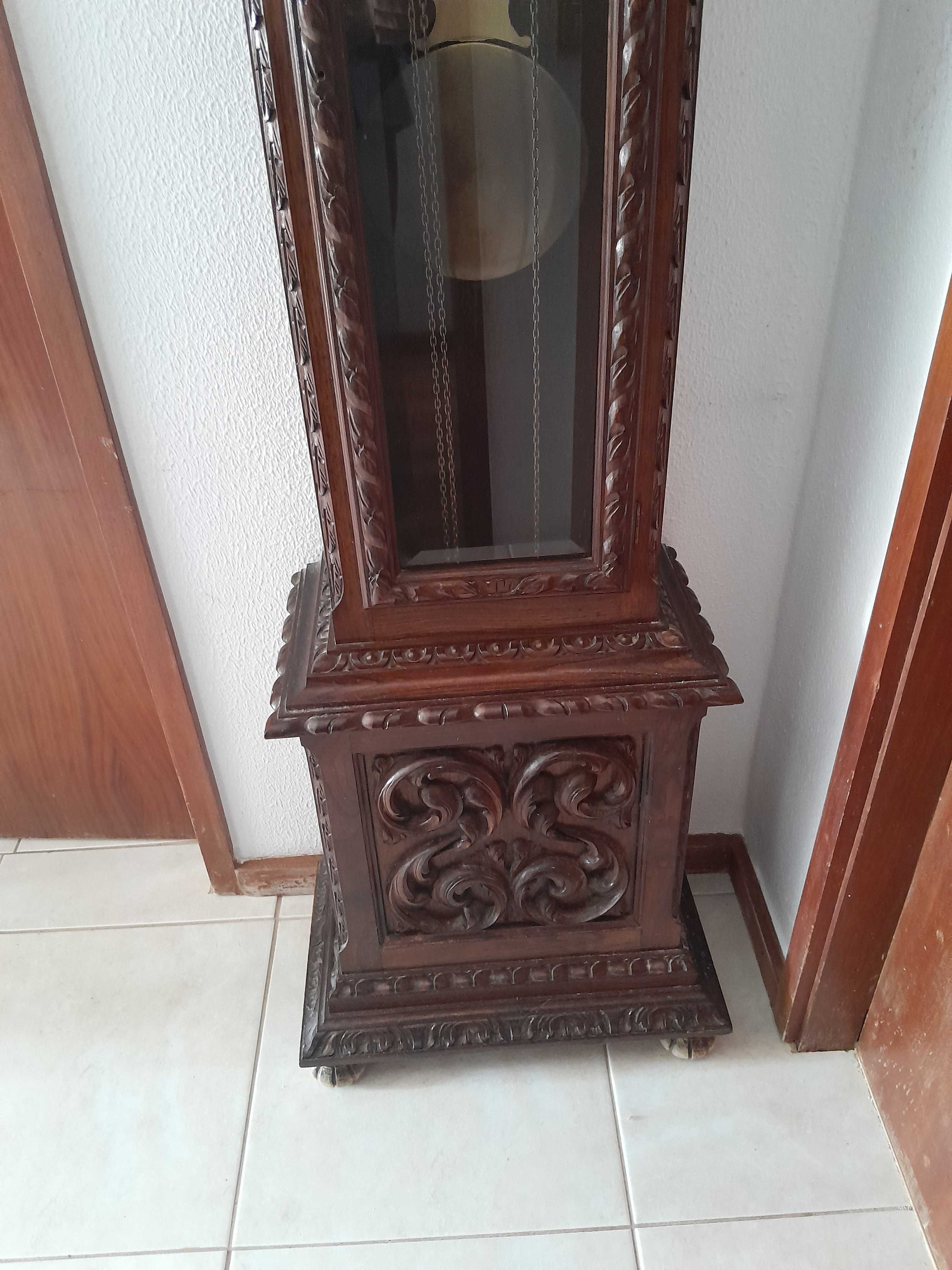 Relógio  de  pendulo em bom estado