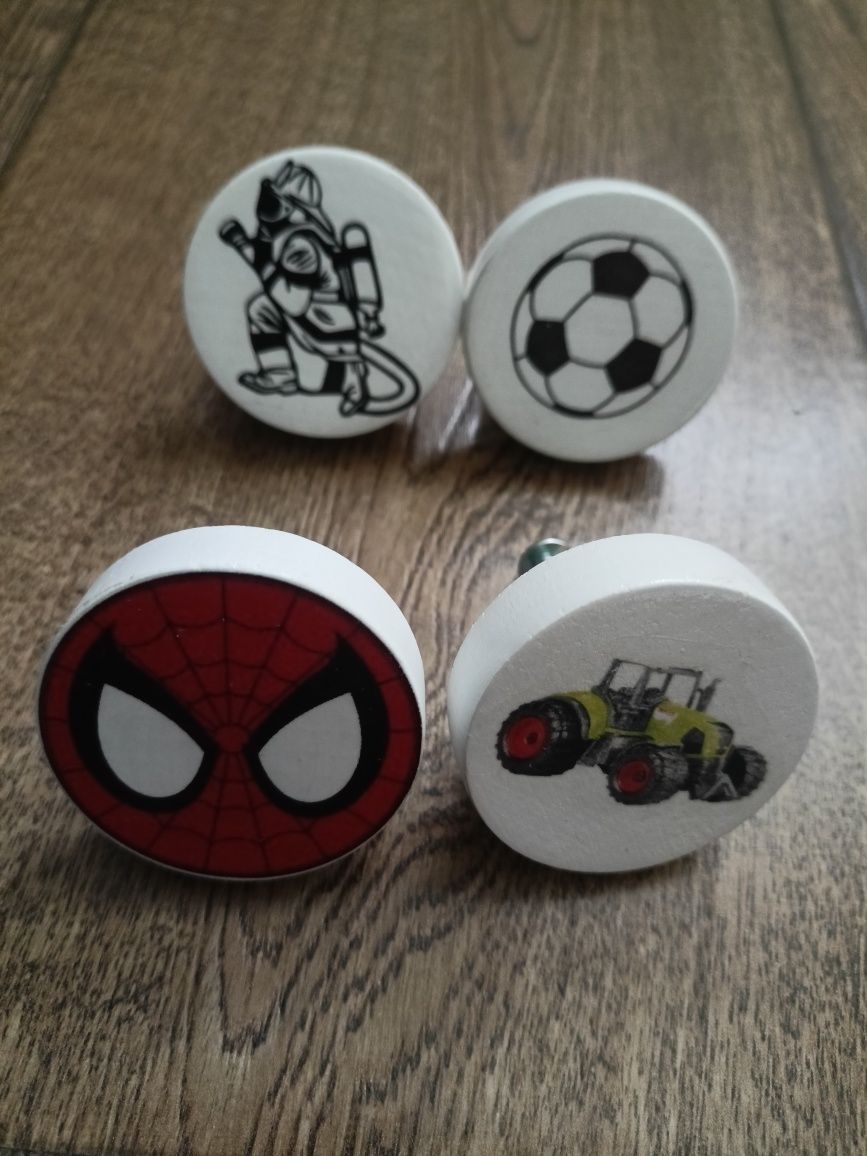 Drewniane gałki, uchwyty do mebli strażak, piłka, Spiderman, traktor