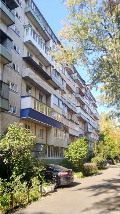 Борщагівка. Продам 1 - кімнатну квартиру у жилому стані, Зодчих, 62-А.