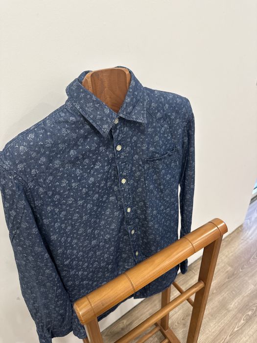 Camisa de ganga com flores