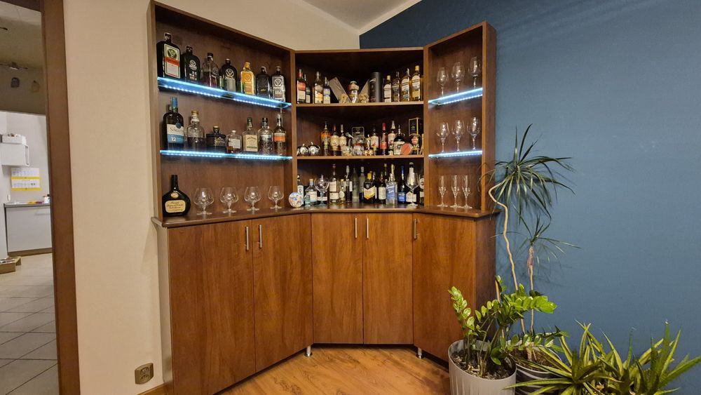 Barek narożny, witryna / bar do salonu