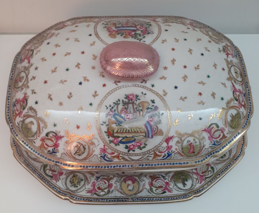 Terrina e Campainha de Mesa