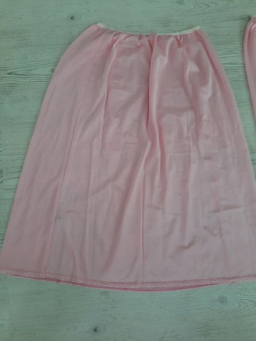 Spodnica cienka przewiewna , można zakładac pod przezroczystą spodnicę