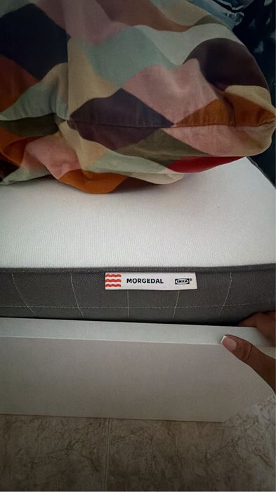 Quarto casal completo/ cama com arrumacao/ cabeceira/ mesa de cabeceir