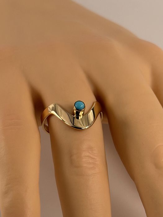 Złoty pierścionek z turkusem