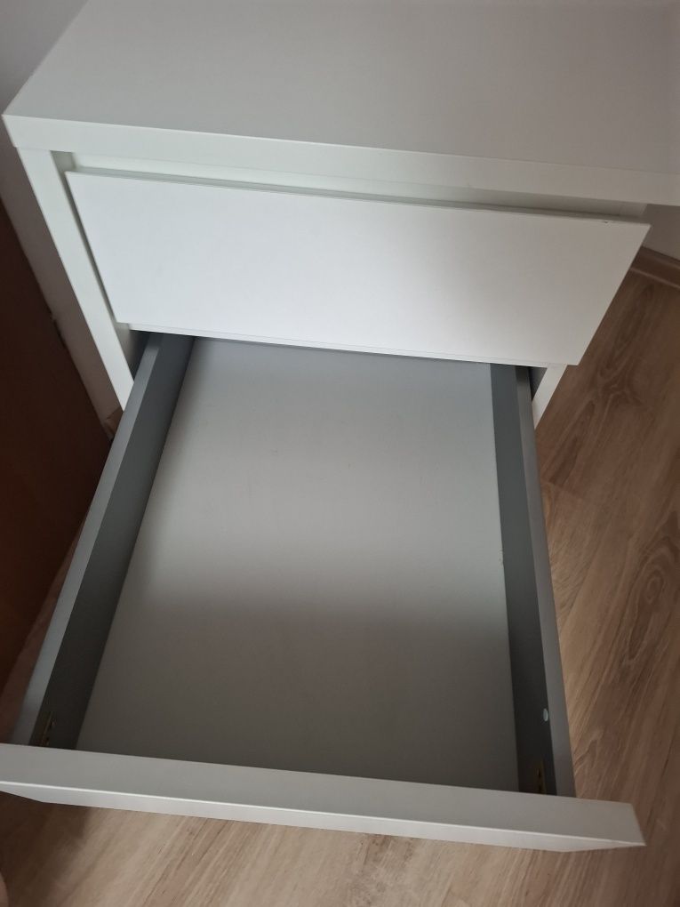 Biurko białe w bardzi dobrym stanie 60x120 4 szuflady