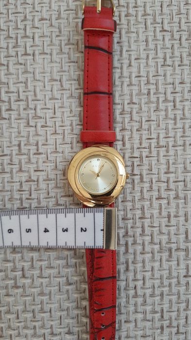Zegarek na czerwonym pasku
