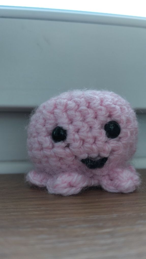 Zestaw trzech ośmiorniczki zrobionych na szydełku. Octopus crochet