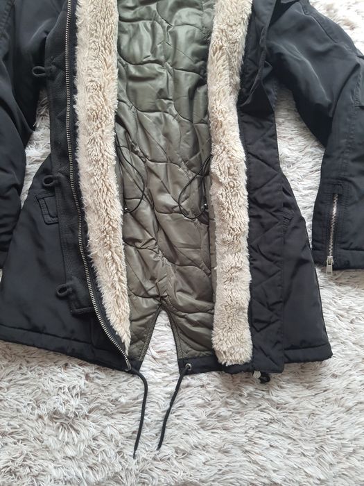 Czarna ciepła kurtka Bershka S/36