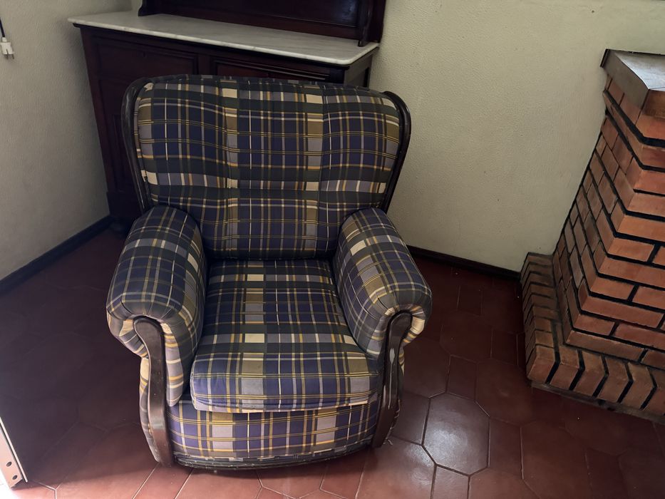 Endo jogo de sofas em bom estado, 2 sofas individuis e um grande de 3