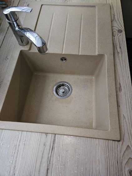 Zlew kuchenny z baterią.