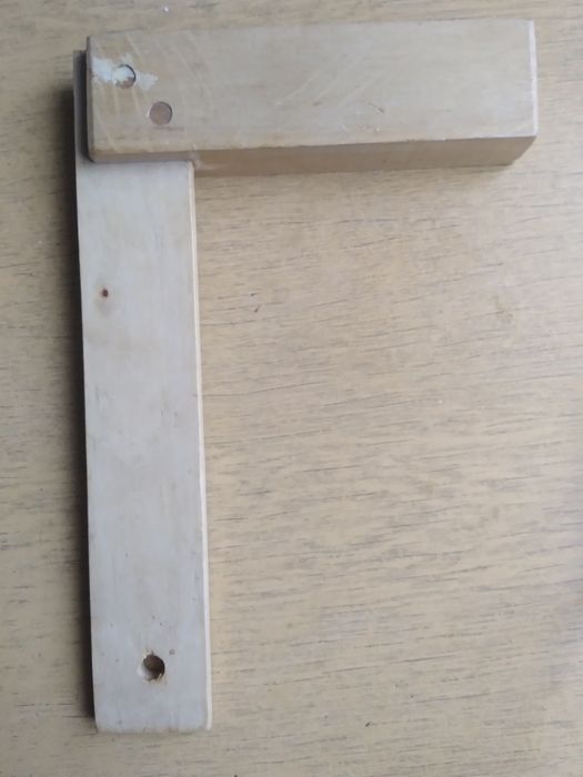 Кутник   столярний  80  х  років стан  практично   новий