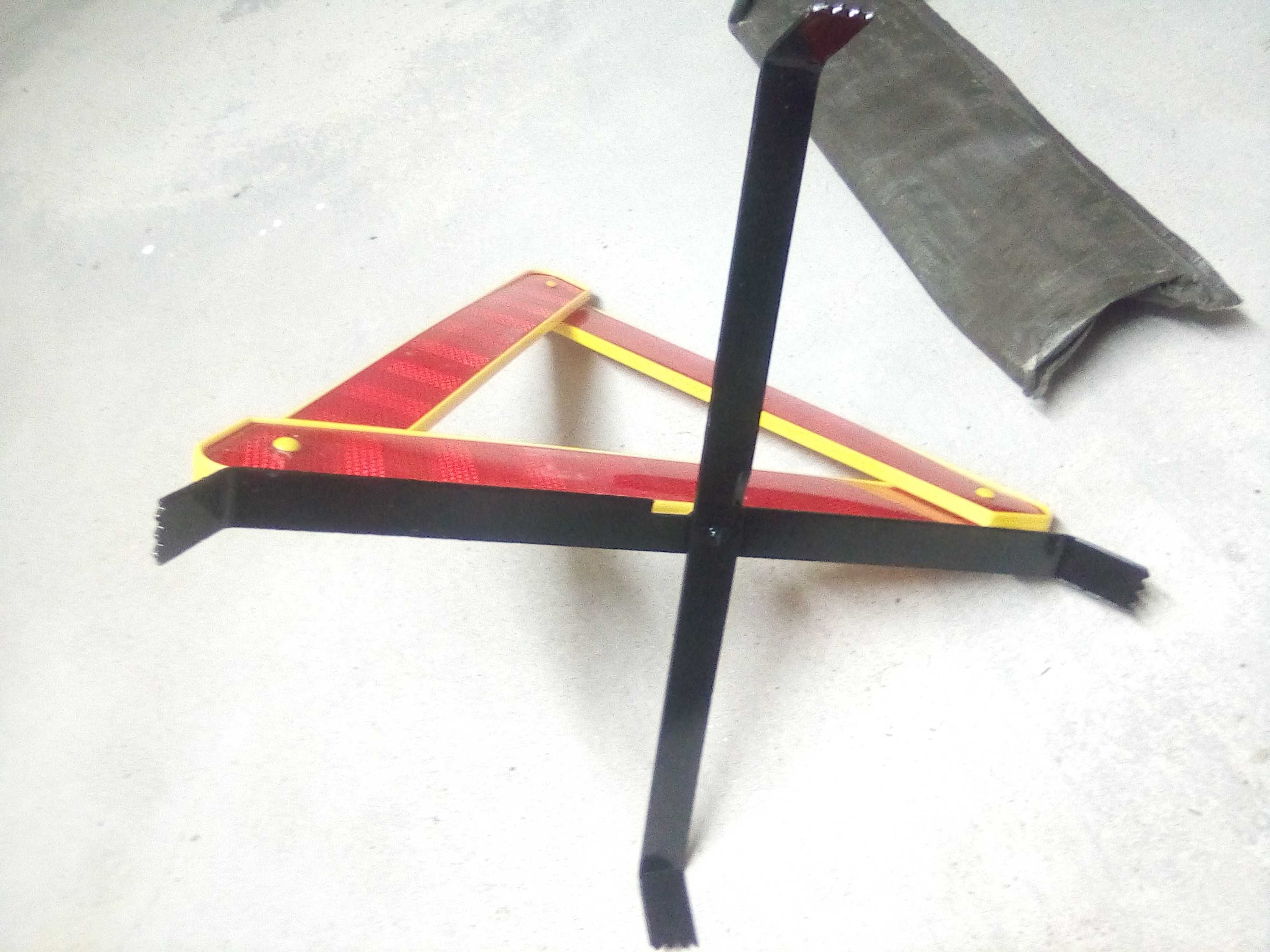 Triangulo sinalizador e cabos de bateria