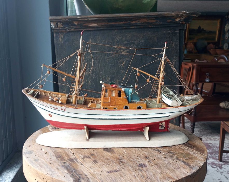 Antiga traineira "Nova Boa Fé" em madeira