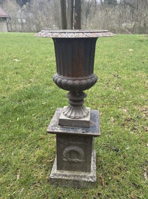 Stara pałacowa donica żeliwna na postumencie