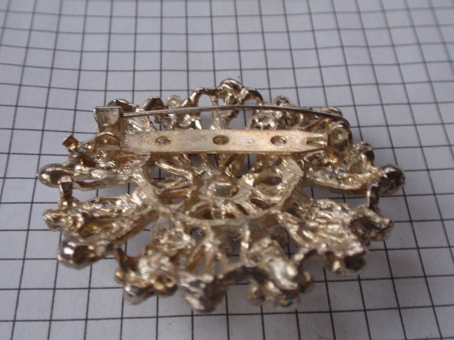 Брошь  снежинка.