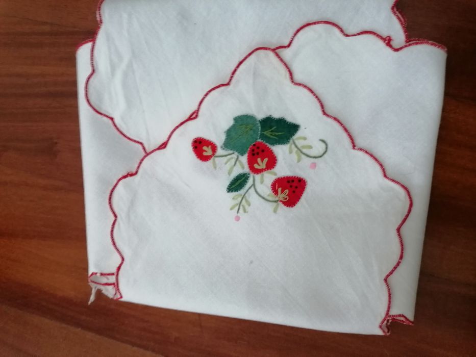 Naprons  bordados  a mão para o cesto do pão