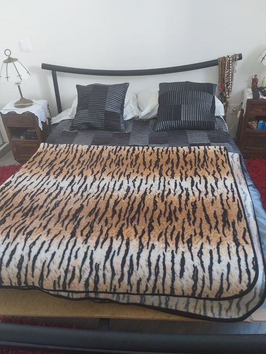 Cama em ferro e duas mesinhas de cabeceira