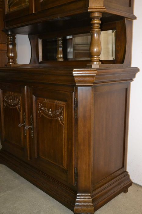 kredens stylowy . kryształy . dąb