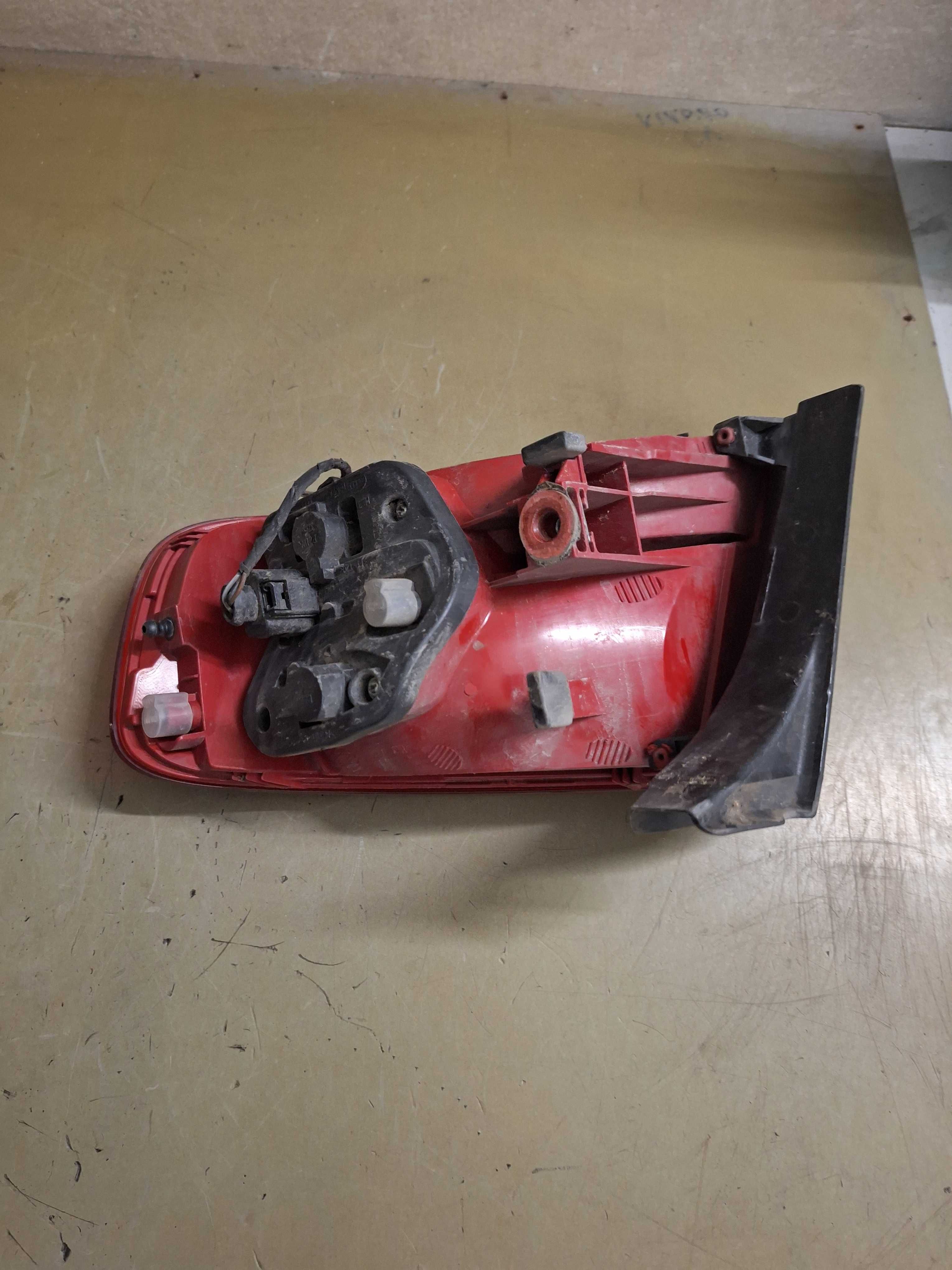 Lampa tylna lewa audi a4 b8 sedan