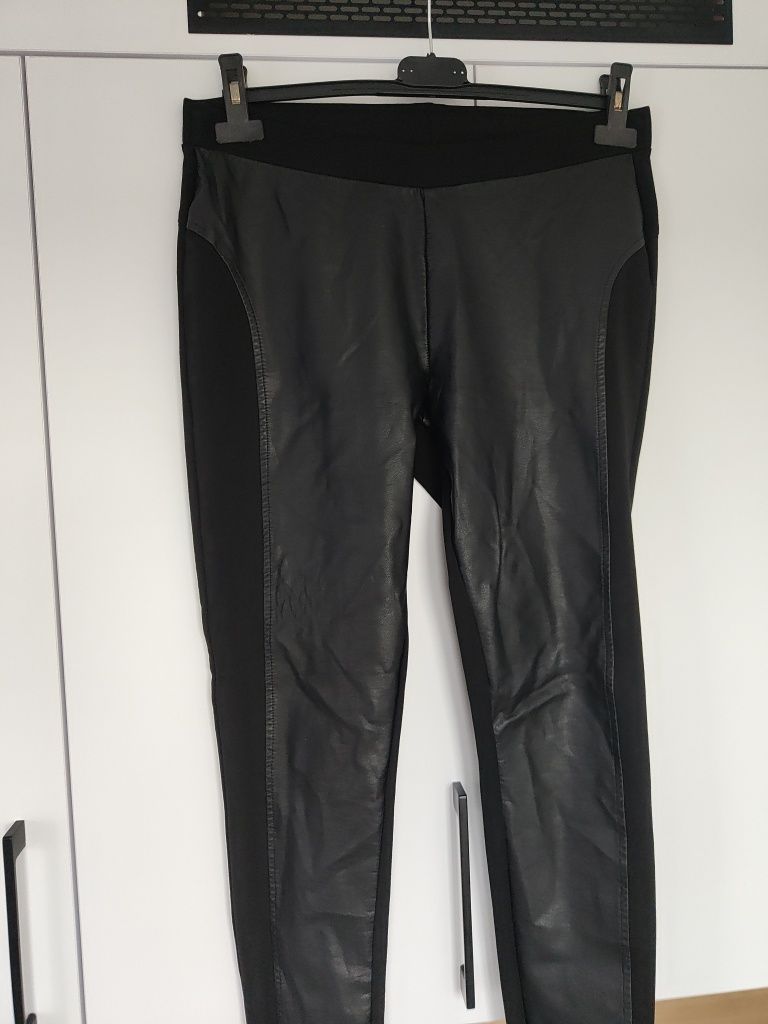 Czarne spodnie obcisłe legginsy eko skóra wiskoza rurki 40