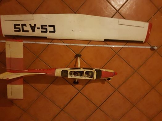 Avião Cessna 177 RC com motor 4 tempos.