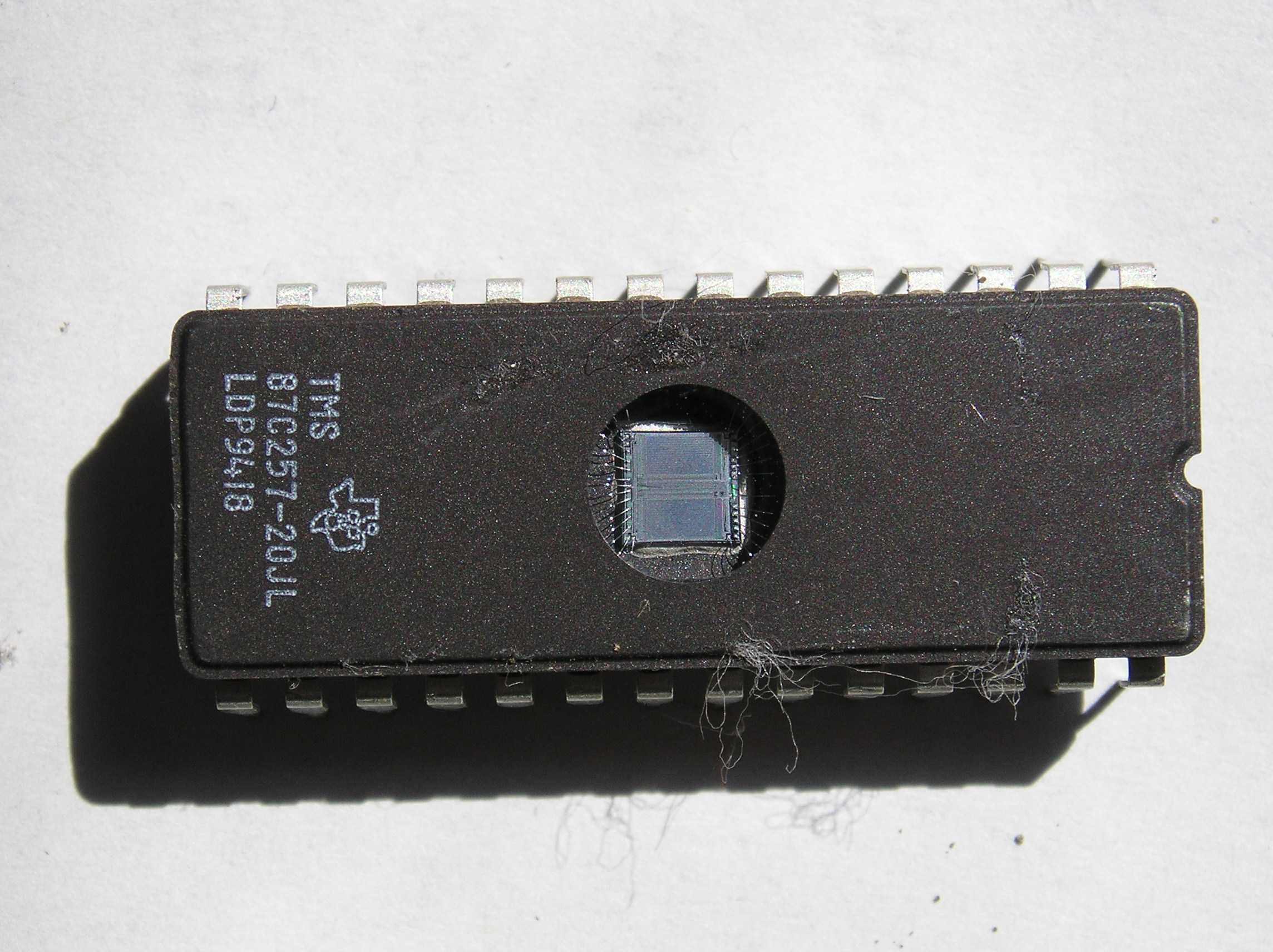 Микросхема ПЗУ TMS87C257-20JL.