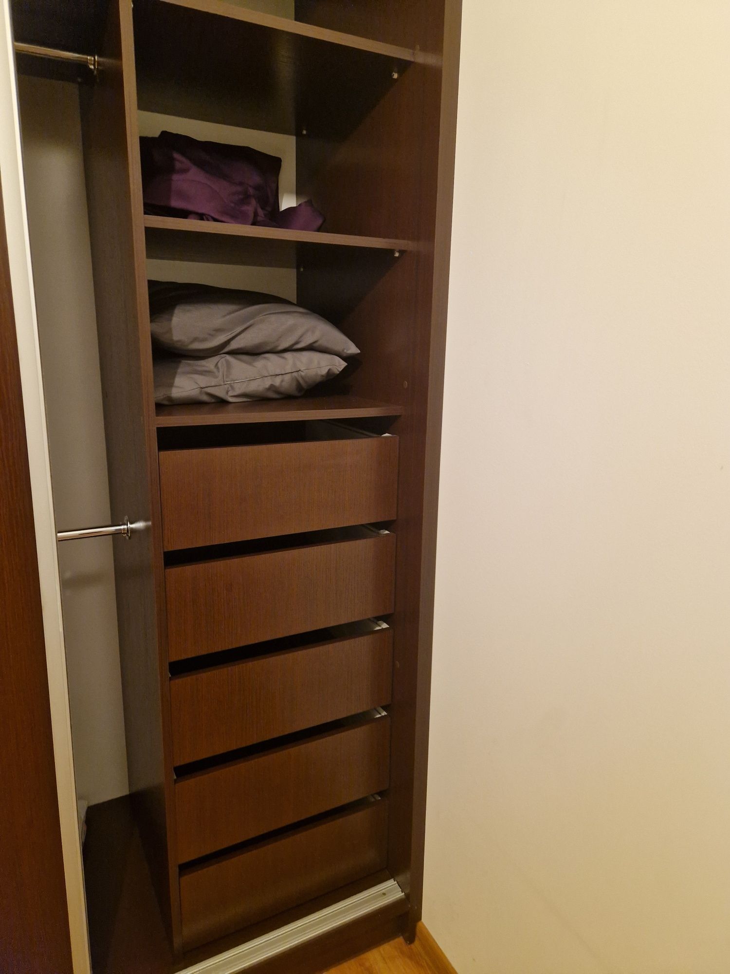 Szafa zabudowana z lustrami
