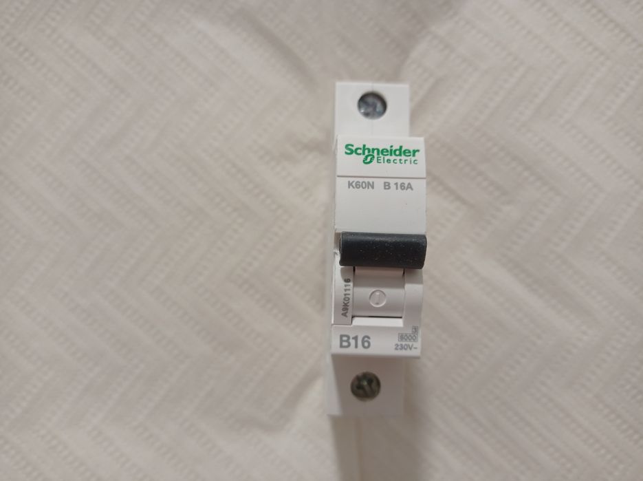 Wyłącznik nadprądowy Schneider b16 1p 1f bezpiecznik