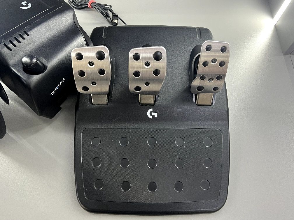 Б.В. Ігрове кермо Logitech G923